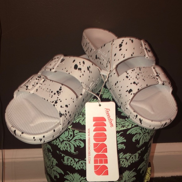 Freedom Moses Shoes - NEW - Freedom Moses Women’s 6-7 splatter sandal